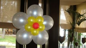 Простые цветы из шаров. Фото с сайта чудомаг.рф